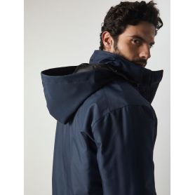 Giacca Parka Unisex. Parka full zip con doppio cursore e patta di chiusura con Velcro® e bottoni a pressione.